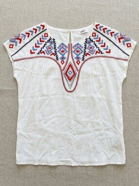 CiCi Boho Embroidered Yoke Top White Cap Sleeve Geometric Tribal Print Medium
